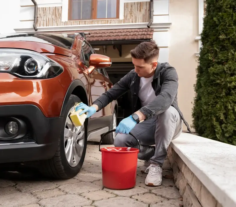 Lavage auto à domicile Bretteville-du-Grand-Caux : professionnel intervenant sur un véhicule